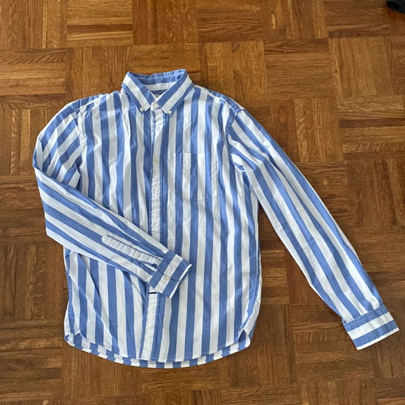 GAP Men’s XS light blue/white pinstripe button-down - Picture 1 of 3